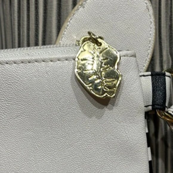 Betsey Johnson Rabbit Bunny Wristlet Pouch Travel Cosmetic Bag EUC - Picture 5 of 7